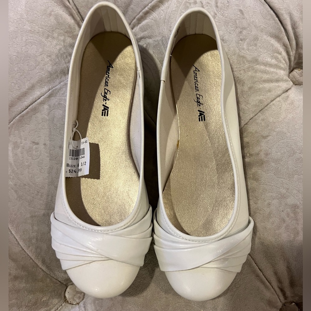 BNWT American Eagle Off white dress shoes. Girls size 6.5